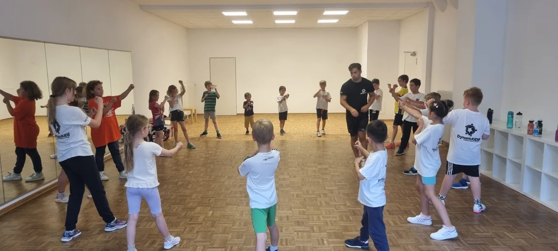 Kinder üben gemeinsam Bewegungsabläufe beim DynamicKIDS-Training