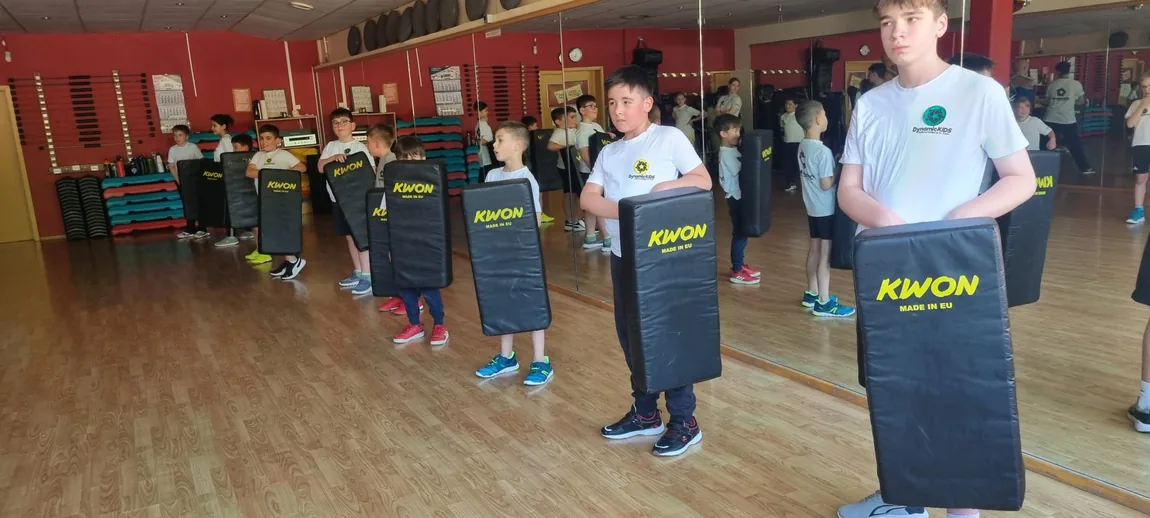 Kinder bereiten sich mit Schlagpolstern auf Partnerübungen vor
