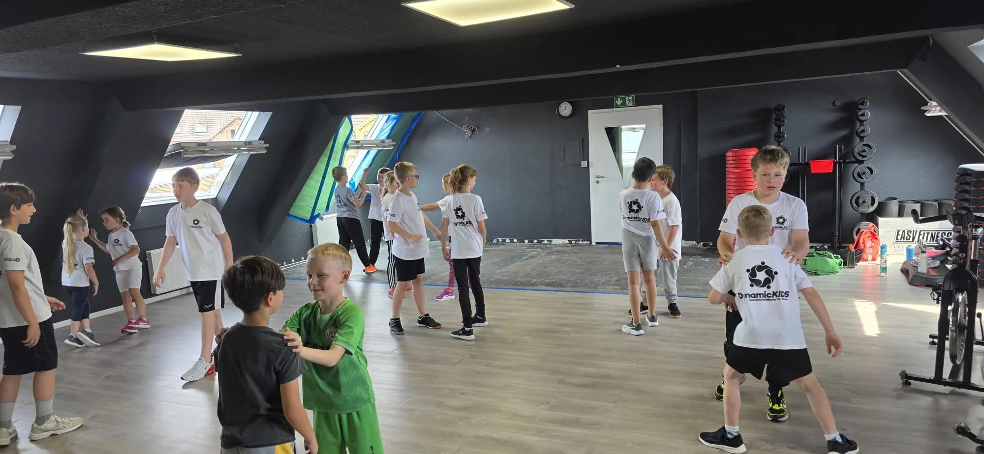 Kinder trainieren gemeinsam im EASYFITNESS Peine
